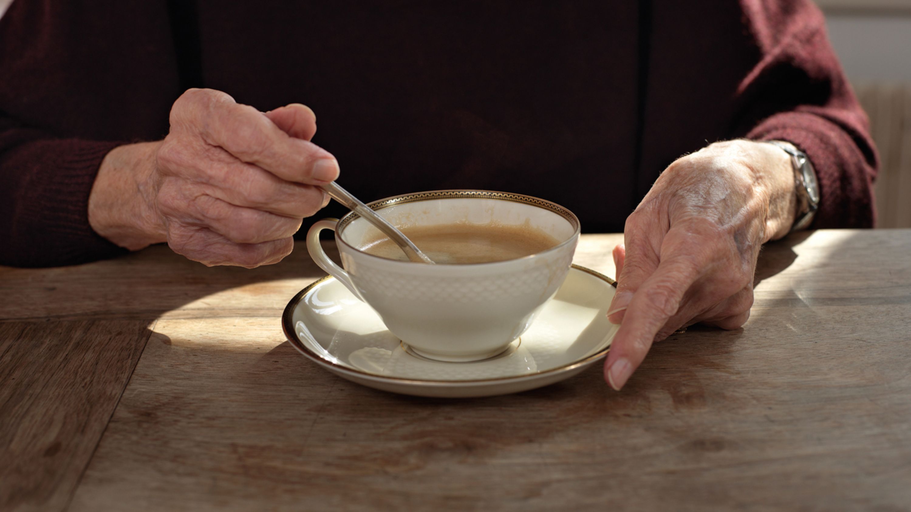 Kaffeetasse mit Hand