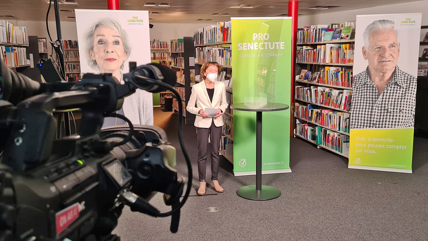 Lors d'une conférence de presse, Eveline Widmer-Schlumpf appelle les personnes âgées à se faire vacciner contre le coronavirus.